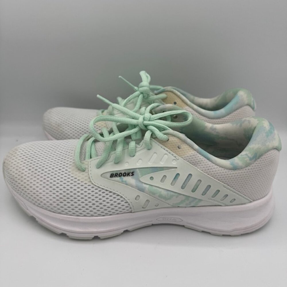 Brooks Women's Range 2 White Cushion Neutral Sneakers Size 8.5
